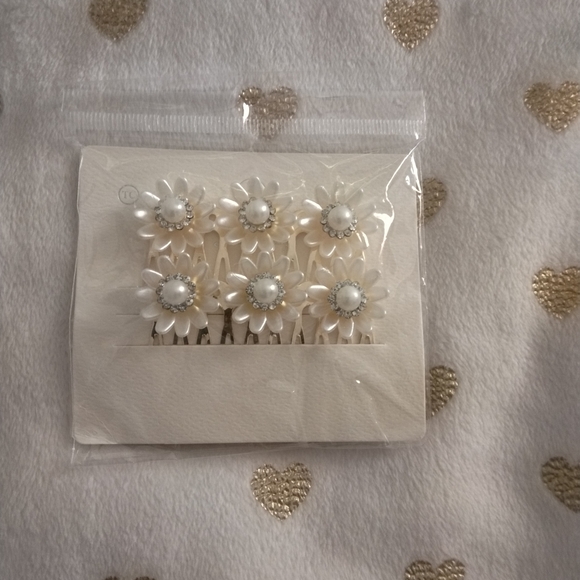 pretty Accessories - ✂️3/$15 *NWT* Pretty Elegant Pearl Flower Hair Comb Clips